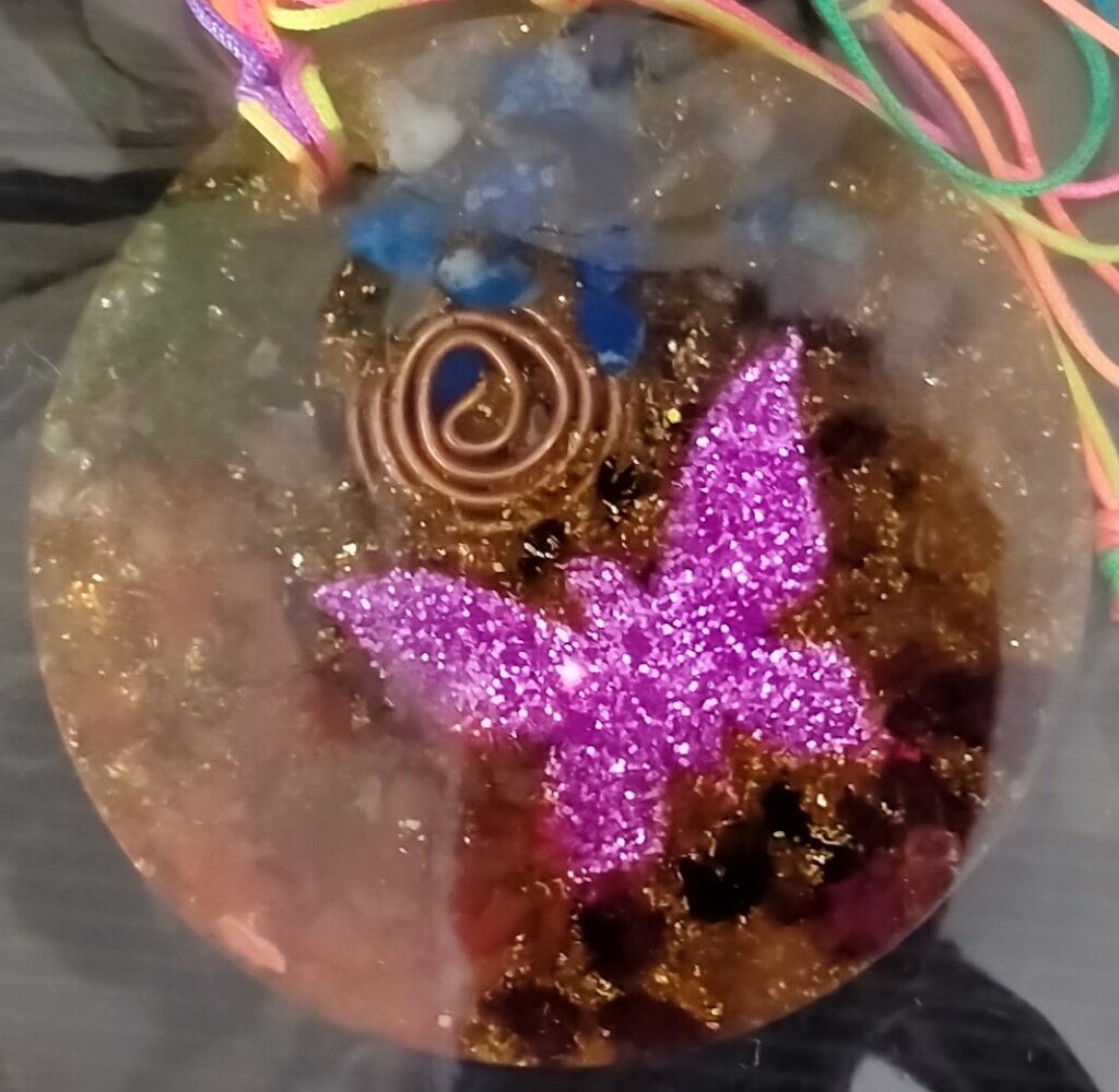 Orgonite pendant with crystals